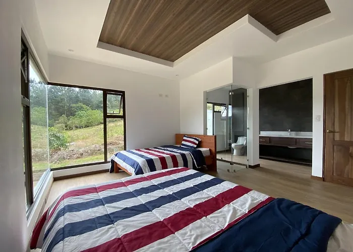 Arte De Plumas Birding Lodge