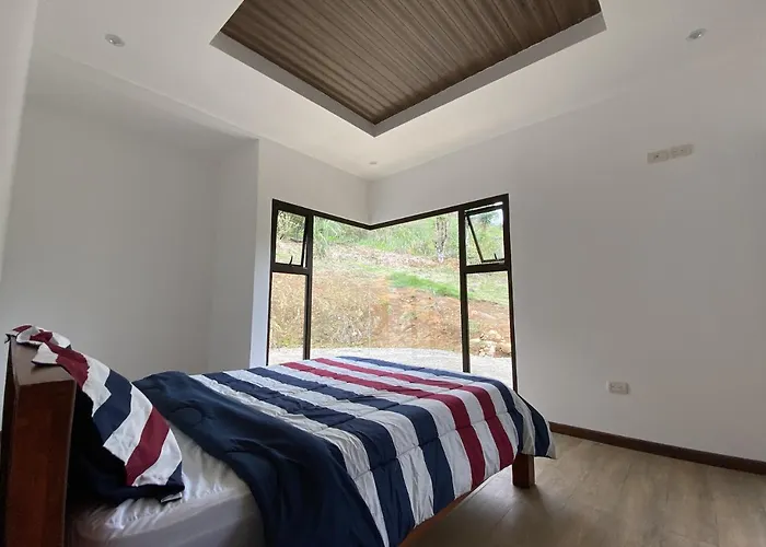 Arte De Plumas Birding Lodge